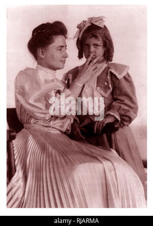 Helen Keller Lesung die Lippen des Mädchens im Jahr 1907. Helen Keller (1880-1968), US-amerikanischer Autor, politischer Aktivist, und Dozent. Sie war die erste taub-blinde Person ein Bachelor of Arts zu erwerben. Sie für das Frauenwahlrecht, Arbeitsrechte, Sozialismus, Antimilitarismus geworben und ähnlichen Ursachen. Stockfoto