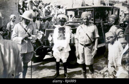 Die Kolonialverwaltung Auto mit Guard und Fahrer, im nordöstlichen Indien ca. 1935 Stockfoto