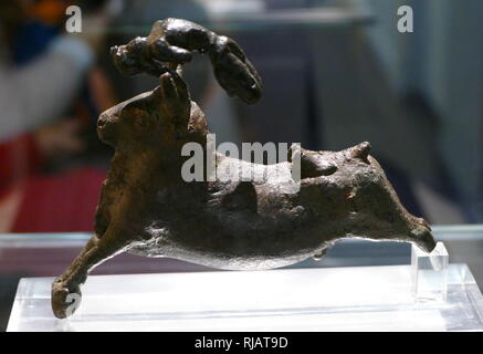 Bronzestatuette des Stiers und ein Acrobat; Minoan, 1550-1450 BC. Von south west Kreta, in Griechenland. Darstellungen von Stier - springen, Stier - Auseinandersetzung und die Erfassung der Stiere, erscheinen in der Minoischen Kunst und Aspekte der Minoischen religiöse Aktivität dar. Stockfoto