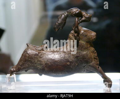 Bronzestatuette des Stiers und ein Acrobat; Minoan, 1550-1450 BC. Von south west Kreta, in Griechenland. Darstellungen von Stier - springen, Stier - Auseinandersetzung und die Erfassung der Stiere, erscheinen in der Minoischen Kunst und Aspekte der Minoischen religiöse Aktivität dar. Stockfoto