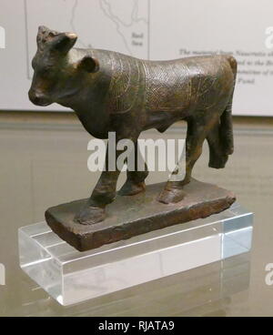 Griechische Bronzestatuette, einer ägyptischen Apis Bull. Im Nil Delta 500 v. Chr. gefunden. In der ägyptischen Mythologie, Apis oder Hapis war ein Heiliger Stier im Memphis Region verehrt. Als der Sohn von Hathor, eine primäre Gottheit im Pantheon des Alten Ägypten identifiziert. Stockfoto