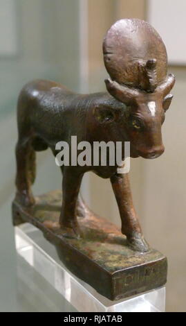 Griechische Bronzestatuette, einer ägyptischen Apis Bull. Im Nil Delta 500 v. Chr. gefunden. In der ägyptischen Mythologie, Apis oder Hapis war ein Heiliger Stier im Memphis Region verehrt. Als der Sohn von Hathor, eine primäre Gottheit im Pantheon des Alten Ägypten identifiziert. Stockfoto