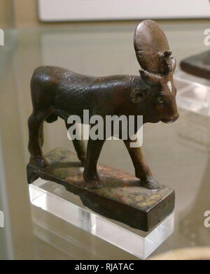 Griechische Bronzestatuette, einer ägyptischen Apis Bull. Im Nil Delta 500 v. Chr. gefunden. In der ägyptischen Mythologie, Apis oder Hapis war ein Heiliger Stier im Memphis Region verehrt. Als der Sohn von Hathor, eine primäre Gottheit im Pantheon des Alten Ägypten identifiziert. Stockfoto