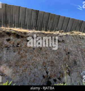 Die Israelischen West Bank Barrier oder Wand ist eine trennmauer im Westjordanland oder entlang der Grünen Linie. Israel hält es eine Sicherheitsbarriere gegen den Terrorismus, während die Palästinenser eine Segregation oder die Apartheidmauer. Die Barriere wurde während der zweiten Intifada, die im September 2000 begonnen und wurde von der israelischen Regierung verteidigt, wie erforderlich sind, um die Welle der Gewalt in Israel, dass der Aufstand mit sich gebracht hatte zu stoppen Stockfoto