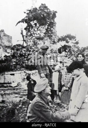 Jüdische Überlebende des Holocaust in Italien treffen Soldaten der jüdischen Brigade (jüdische Soldaten aus Palästina, in der Britischen Armee dienen). 1945 Stockfoto