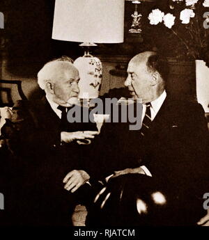 Israels Premierminister David Ben-Gurion Sitzung Adlai Stevenson in New York 1961. Stevenson (1900 - 1965) war ein US-amerikanischer Anwalt, Politiker und Diplomat. David Ben Gurion (1886-1973), israelischer Politiker und der Arbeit der erste Premierminister Israels. Stockfoto