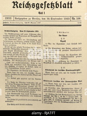 Ns-Zeit, Dekret: Die erbliche Farm Gesetz (29. September 1933. Die erbliche Farm Gesetz vom 29. September 1933, war ein erster Schritt zur staatlichen Kontrolle der landwirtschaftlichen Wirtschaft und war für die deutschen Landwirte gegen die unberechenbaren Launen der modernen Marktwirtschaft, Industrialisierung und Urbanisierung. Stockfoto