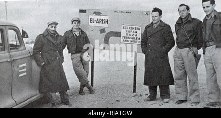 Yigal Allon (dritter von Rechts) in einer Gruppe von Israelischen Soldaten im nördlichen Negev während des israelischen Unabhängigkeitskrieges 1948. Yigal Allon (1918 - 1980) war ein israelischer Politiker, der Kommandant des Palmach und General in der IDF. Er diente als einer der Führer der Ahdut HaAvoda Partei und der Israelischen Arbeitspartei, und dem amtierenden Premierminister von Israel. Stockfoto