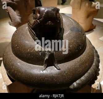 Aztec zusammengerollte Klapperschlange, Basalt, 1400-1521 CE. Höhe 36 cm, Durchmesser 53 cm., British Museum, London. Stockfoto