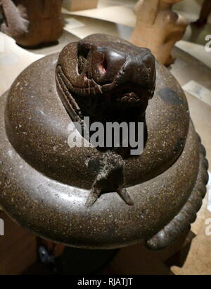 Aztec zusammengerollte Klapperschlange, Basalt, 1400-1521 CE. Höhe 36 cm, Durchmesser 53 cm., British Museum, London. Stockfoto