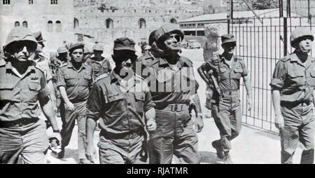 Israelische militärische Befehlshaber in Ost Jerusalem, nachdem israelische Streitkräfte im Osten Jerusalem, während des Sechs-Tage-Krieges im Jahre 1967 eroberte. Nach rechts: Major General Rehavam 'Gandhi' Ze'evi, Major General Avraham Tamir, Major General Uzi Narkis, General Moshe Dayan und Generalleutnant Yitzhak Rabin Links Stockfoto