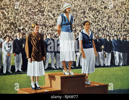 Foto (von links nach rechts) von Helene Emma Madison (1913 - 1970) aus den USA mit Willemijntje Den Ouden (1918 - 1997) aus den Niederlanden und Eleanor Saville (1909-1998) während der Olympischen Spiele 1932. Diese Frauen im 100 Meter Freistil konkurrierten, Helene Gold hat, Willy Silber nahm und Eleanor Bronze. Stockfoto