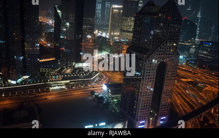 Dusit Thani Tower Hotel in Dubai. Dubai ist die größte und bevölkerungsreichste Stadt in den Vereinigten Arabischen Emiraten (VAE). Es befindet sich an der südöstlichen Küste des Persischen Golf gelegen und ist die Hauptstadt des Emirats Dubai, einem der sieben Emirate, die das Land machen. Dubai entstand als eine globale Stadt und Wirtschaftszentrum des Nahen Ostens. Stockfoto