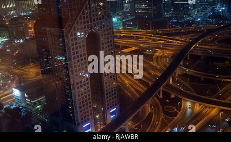 Dusit Thani Tower Hotel in Dubai. Dubai ist die größte und bevölkerungsreichste Stadt in den Vereinigten Arabischen Emiraten (VAE). Es befindet sich an der südöstlichen Küste des Persischen Golf gelegen und ist die Hauptstadt des Emirats Dubai, einem der sieben Emirate, die das Land machen. Dubai entstand als eine globale Stadt und Wirtschaftszentrum des Nahen Ostens. Stockfoto