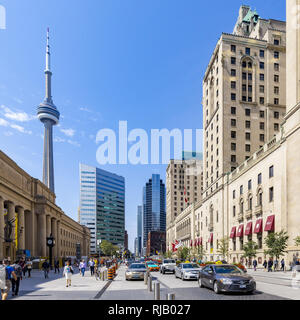 Toronto, Stadtansicht mit CN Tower, Bahnhof und Fairmont Royal York Hotel, Großstadt im Süden von Kanada, Nordamerika Stockfoto