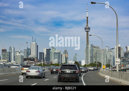 Autobahn in Toronto Skyline mit CN Tower, die Großstadt im Süden von Kanada, Nordamerika Stockfoto