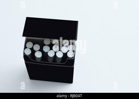 Die black Pack mit Zigaretten kosten auf einem weißen Hintergrund. Stockfoto