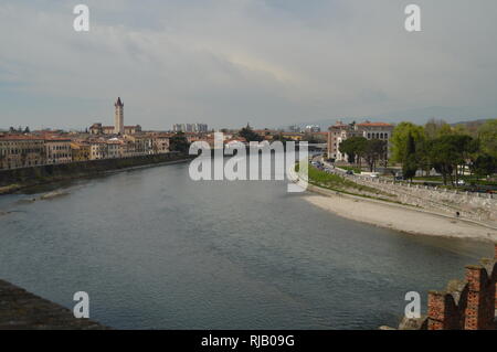 Etsch gesehen von der Innenseite der Wände von Castelvecchio Schloss in Verona. Reisen, Urlaub, Architektur. März 30, 2015. Verona, Venetien, Italien Stockfoto