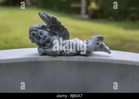 Schlafende Engel auf einem Grabstein Stockfoto