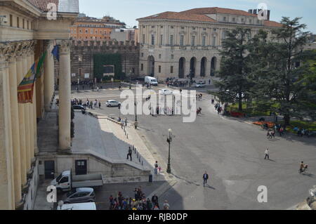 Verona City Hall Square fotografiert von der Innenseite der Verona Arena Theatre in Verona. Reisen, Urlaub, Architektur. März 30, 2015. Verona, Ve Stockfoto