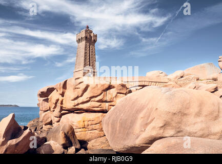 Die Côte de Granit Rose mit imposanten, rosafarbenen Granitfelsen und dem Leuchtturm Phare de Ploumanach Stockfoto