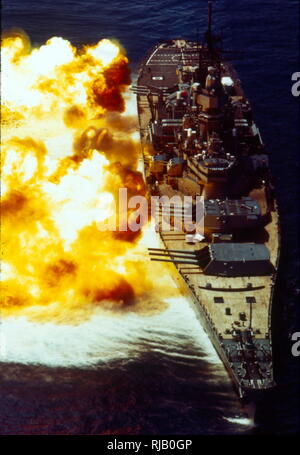 USS Missouri (BB-63) ('Mighty Mo' oder 'Big Mo"); United States Navy der Iowa-Klasse Schlachtschiff, war der Ort der Kapitulation des Reiches von Japan die beendeten Zweiten Weltkrieg. Missouri wurde 1940 bestellt und im Juni 1944 in Auftrag gegeben. Im Pazifik des Zweiten Weltkriegs kämpfte sie in der Schlacht von Iwo Jima und Okinawa und beschossen die japanischen Inseln, und Sie im koreanischen Krieg kämpfte von 1950 bis 1953. Sie wurde 1955 in die United States Navy Reserve Flotten (die "othball Fleet), aber reaktiviert und während der Operation Desert Storm 1991 modernisiert stillgelegt. Stockfoto