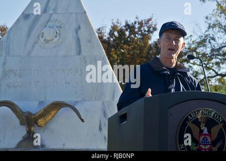 Coast Guard Kommandant Adm. Paul Zukunft spricht an der 'Flags über Amerika' Event auf dem Arlington National Cemetery, Arlington, Va., Nov. 5, 2016. ', Wie Sie durch die nationalen Friedhof gehen, es erinnert uns daran, dass Freiheit nicht frei ist", sagte er gegenüber der Masse der Freiwilligen, einschließlich der Küstenwache, die Mitglieder und ihre Familien, die aus amerikanischen und Küstenwache Flags auf die Gräber der Küstenwache zu platzieren. Flaggen über Amerika wird durch die Washington D.C. Küstenwache Chief Petty Officers Association organisiert und veranstaltet jedes Jahr am Wochenende vor dem Veterans Day. Küstenwache Stockfoto