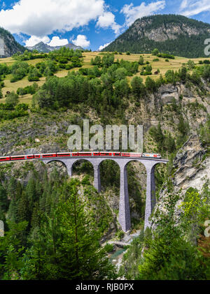 Der Rhätischen Bahn Landwasserviadukt bei Filisur in Graubünden Stockfoto