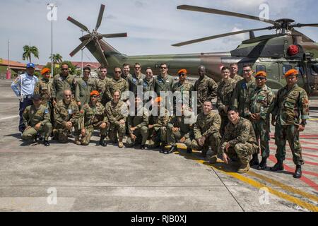 Us-Marines mit Marine All-Weather Fighter Attack Squadron (Vmfa (AW)) 225 und Service Mitglieder mit der Indonesischen Luftwaffe posieren für ein Foto bei Sam Ratulangi International Airport, Indonesien, November 5, 2016. Beide Nationen Angeboten der lokalen Gemeinschaft die Gelegenheit, Fotos mit Service Mitglieder zu nehmen und US Marine Corps F/A-18D Hornet, Indonesische Air Force F-16 Fighting Falcons und eine indonesische Luftwaffe NAS-332 L1 Super Puma Helikopter. VMFA (AW) 225 beteiligt sich an der Übung bewältigen West 17, der erste Fighter-fokussierte Übung in 19 Jahren mit dem US Marine Corps und Indonesisch Stockfoto