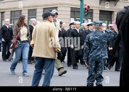 COLORADO SPRINGS, Colo (November 5, 2016) ein Kind begrüßt die Matrosen vom Navy Operational Support Center Fort Carson während des Colorado Springs Veterans Day Parade. Die Parade geehrt US-service Mitglieder der Vergangenheit und Gegenwart in diesem Jahr Veterans Day am 07.11.11 zu gedenken. ( Stockfoto