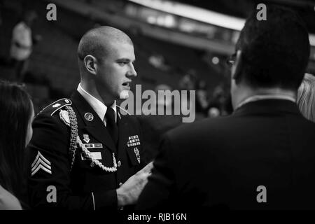 Die 2015 US-Armee Soldat des Jahres Sgt. Jared Tansley, Illinois Eingeborener, spricht mit Chicago Bulls Mitarbeiter vor der Chicago Bulls gegen New York Knicks Spiel in der vereinigten Mitte, November 4, 2016. Tansley besucht das Spiel als Teil eines Home-town Anerkennung hier in Illinois. Bei seinem Besuch, Tansley sprach an zahlreichen Standorten in Chicago und Illinois seine ehemalige High School in Dekalb, Illinois zu gehören. Stockfoto