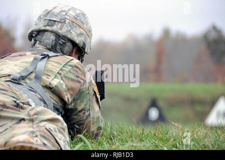 Staff Sgt. Daniel Sullivan, ein Fachmann der öffentlichen Angelegenheiten Broadcast von Nashville, Tennessee zu 372 der US-Armee finden Mobile Public Affairs Abteilung zugeordnet, feuert seine M-16 A2 aus der Bauchlage - unterstützt, während auf der Strecke am Camp Atterbury, Indiana Nov. 3. Armee Reservisten qualifizieren werden auf den einzelnen zugewiesenen Waffe einmal im Jahr, um "Mission in der Lage sein sollten, die sie benötigen, bereitzustellen. Stockfoto