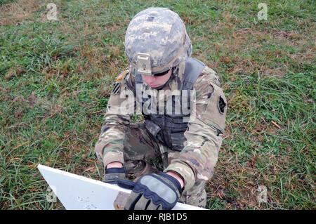 Sgt. David Gräber, ein Public Affairs broadcast Spezialist aus Nashville, Tennessee zu 372 der US-Armee finden Mobile Public Affairs Abteilung zugewiesen wird, kennzeichnet seine Null Nov. 3 Gruppierung im Camp Atterbury, Indiana. Armee Reservisten qualifizieren werden auf den einzelnen zugewiesenen Waffe einmal im Jahr, um "Mission in der Lage sein sollten, die sie benötigen, bereitzustellen. Stockfoto