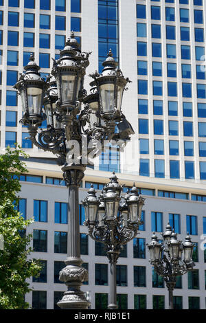 Deutschland, Hessen, Frankfurt am Main, Opera Tower, UBS Deutschland Zentrale, Frankfurt Westend, street lamp Stockfoto