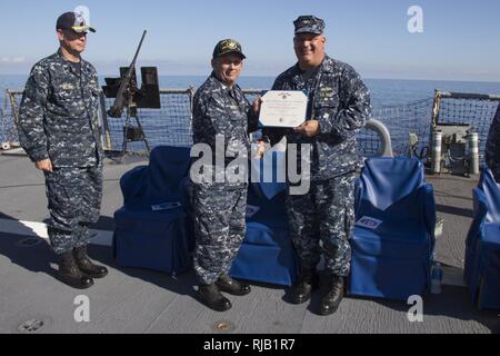 Mittelmeer (Nov 5, 2016) - Cmdr. Ken Pickard, kommandierender Offizier, USS Carney (DDG64), Mitte, wird die Meritorious Service Medal von Kapitän reichen Dromerhauser, Commodore, Destroyer Squadron 60 verliehen, die während eines Befehls Zeremonie an Bord der USS Carney (DDG64) Nov. 5, 2016. Carney, einem der Arleigh-Burke-Klasse geführte-missile Destroyer, Vorwärts - Rota, Spanien bereitgestellt werden, ist die Durchführung einer Routinepatrouille in den USA 6 Flotte Bereich der Maßnahmen zur Unterstützung der US-amerikanischen nationalen Sicherheitsinteressen in Europa. Stockfoto