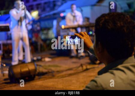 SIHANOUK VILLE, Kambodscha (Nov. 4, 2016) Die siebte Flotte Rock Band "Orient Express" führt auf dem alten Busbahnhof in Sihanouk Ville als Teil von CARAT Kambodscha. CARAT ist eine Reihe von jährlichen maritime Übungen zwischen der US Navy, US Marine Corps und der bewaffneten Kräfte der neun Partner Nationen Bangladesch, Brunei, Kambodscha, Indonesien, Malaysia, den Philippinen, Singapur, Thailand, und Timor-Leste. Stockfoto