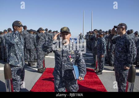 Mittelmeer (Nov 5, 2016) - Seite Jungs machen Ehren zu Cmdr. Ken Pickard, wie Er fährt eine Änderung des Befehls Zeremonie an Bord der USS Carney (DDG64) Nov. 5, 2016. Carney, einem der Arleigh-Burke-Klasse geführte-missile Destroyer, Vorwärts - Rota, Spanien bereitgestellt werden, ist die Durchführung einer Routinepatrouille in den USA 6 Flotte Bereich der Maßnahmen zur Unterstützung der US-amerikanischen nationalen Sicherheitsinteressen in Europa. Stockfoto