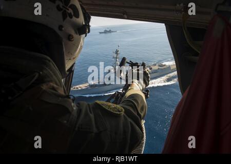 (Nov. 4, 2016) Petty Officer 2nd class Josua Weiß, zu Hubschrauber Meer Combat Squadron (HSC) 4 "Schwarzen Ritter", Fliegen in einem MH-60S Sea Hawk Hubschrauber während eines simulierten Strait Transit mit der Carl Vinson Streik Gruppe zugeordnet. Carl Vinson wird derzeit die Durchführung von Composite Trainingsgerät Übung (COMPTUEX) in Vorbereitung für eine bevorstehende Bereitstellung. Stockfoto
