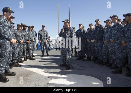 Mittelmeer (Nov 5, 2016) - Cmdr. Ken Pickard, Adresse der Crew der USS Carney (DDG64) bei einem Befehl Zeremonie an Bord der USS Carney, Nov. 5, 2016. Carney, einem der Arleigh-Burke-Klasse geführte-missile Destroyer, Vorwärts - Rota, Spanien bereitgestellt werden, ist die Durchführung einer Routinepatrouille in den USA 6 Flotte Bereich der Maßnahmen zur Unterstützung der US-amerikanischen nationalen Sicherheitsinteressen in Europa. Stockfoto