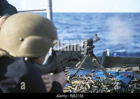 Philippinischen MEER (Nov. 4, 2016) Petty Officer 2nd class Angel Ramirez Brände ein M240 Maschinengewehr während einer Übung Waffen an Bord der Ticonderoga-Klasse geführte-missile Cruiser USS Chancellorsville (CG62) als Teil des scharfen Schwert 17. KS 17 Eine Biennale ist, Vorsitzende des Generalstabs, US Pacific Command-gesponserten Bereich Training (Ftx). KS17 ist eine gemeinsame/bilaterale FTX konzipiert, der eine gegenseitige Verteidigung Ziele durch die Erhöhung der Bekämpfung der Bereitschaft und der Interoperabilität zwischen Japan Self Defense Forces (JSDF) und die US-Streitkräfte zu treffen. Chancellorsville ist auf Patrouille im philippinischen Meer mit dem Auto Stockfoto