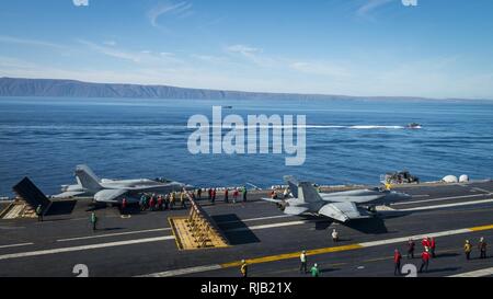 Pazifik (Nov. 11, 2016) Segler auf USS Carl Vinson (CVN 70) Durchführung des Flugbetriebs während eines simulierten Strait transit zugeordnet. Carl Vinson wird derzeit die Durchführung von Composite Trainingsgerät Übung (COMPTUEX) in Vorbereitung für eine bevorstehende Bereitstellung. Stockfoto