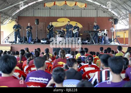 SIHANOUK VILLE, Kambodscha (Nov. 4, 2016) Die siebte Flotte Rock Band "Orient Express" führt bei M'Lop Tapang Waisenhaus als Teil von CARAT Kambodscha. CARAT ist eine Reihe von jährlichen maritime Übungen zwischen der US Navy, US Marine Corps und der bewaffneten Kräfte der neun Partner Nationen Bangladesch, Brunei, Kambodscha, Indonesien, Malaysia, den Philippinen, Singapur, Thailand, und Timor-Leste. Stockfoto