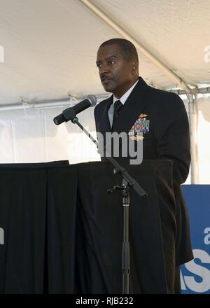 BATON ROUGE, La (Nov. 3, 2016) der hinteren Adm. Keith Jones, Befehlshaber der Marine Expeditionary Logistik unterstützt den Befehl, liefert Erläuterungen zu einer Zeremonie von der BASF in Baton Rouge Marine Woche gehostet werden. Baton Rouge ist eine der wählen Sie Städte, die 2016 Marine Woche, eine Woche für die U.S. Navy Bewusstsein durch lokale Öffentlichkeitsarbeit gewidmet, Dienst an der Gemeinschaft und Ausstellungen zu veranstalten. Stockfoto