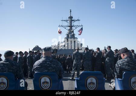 Mittelmeer (Nov 5, 2016) - Cmdr. Ken Pickard, Adresse der Crew der USS Carney (DDG64) bei einem Befehl Zeremonie an Bord der USS Carney, Nov. 5, 2016. Carney, einem der Arleigh-Burke-Klasse geführte-missile Destroyer, Vorwärts - Rota, Spanien bereitgestellt werden, ist die Durchführung einer Routinepatrouille in den USA 6 Flotte Bereich der Maßnahmen zur Unterstützung der US-amerikanischen nationalen Sicherheitsinteressen in Europa. Stockfoto