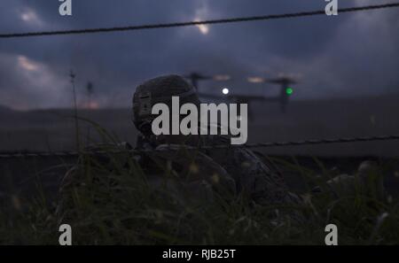 Cpl. Travis Blanton bietet Sicherheit für den eingehenden MV-22 B Osprey tiltrotor Flugzeuge während einer langfristigen Raid von Camp Futenma, Okinawa auf die kombinierte Waffen Training Center, Camp Fuji, Japan, als Teil des Blauen Chromit 2017, November 4, 2016. Die Marines ihre Fähigkeit, Kräfte aus der Ferne Projekt durch Ausführen einer langfristigen Raid über 1.000 Meilen über MV-22 B Osprey eine Luftbetankung durch KC-130J Super Hercules zu gehören. Blau Chromit ist eine in den USA - nur Übung, stärkt die Navy-Marine Corps expeditionary, Amphibischen schnelle Reaktionsfähigkeit in Okinawa und die größere Indo-Asia- Stockfoto