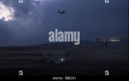 B MV-22 Osprey Kipprotor-flugzeug nehmen Sie nach einem langen-Raid von Camp Futenma, Okinawa auf die kombinierte Waffen Training Center, Camp Fuji, Japan als Teil der Blauen Chromit 2017, November 4, 2016. Die Marines ihre Fähigkeit, Kräfte aus der Ferne Projekt durch Ausführen einer langfristigen Raid über 1.000 Meilen über MV-22 B Osprey eine Luftbetankung durch KC-130J Super Hercules zu gehören. Blau Chromit ist eine in den USA - nur Übung, die die Navy-Marine Corps expeditionary, Amphibischen schnelle Reaktionsfähigkeit in Okinawa und die größere Indo-Asia-Pazifik-Region stärkt. Die Fischadler sind Teil der Marine M Stockfoto