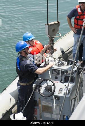 CHANGI NAVAL BASE (4. November 2016) Chief Petty Officer Daniel Oberg und Petty Officer 1st Class Steve Treadway un-Verriegelung 7-m-starr-Rumpf Schlauchboot während Boot Operationen an Bord Littoral Combat Ship USS Coronado (LCS 4). Derzeit turnusmäßig zur Unterstuetzung des asiatisch-pazifischen Raum verlagern, Coronado ist ein schnelles und agiles Kriegsschiff maßgeschneidert auf Patrouille in der Region und die Arbeit littorals Hull - Hull mit Partner Seestreitkräfte, die siebte Flotte mit der flexiblen Möglichkeiten es heute und in Zukunft braucht. Stockfoto