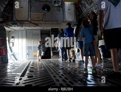 Air Show Teilnehmer, warten in der Linie der Flight Deck eines US Air Force C-17 Globemaster III Cargo Aircraft, zu der 97th Air Mobility Wing zugeordnet sind, während der 2016 Stuart Air Show, Nov. 5, 2016 Stuart, Florida. Die C-17 wurde als statische Anzeige während der Air Show, die die Teilnehmer über seine Fähigkeiten und der 97Th AMW Training Mission erziehen. Stockfoto