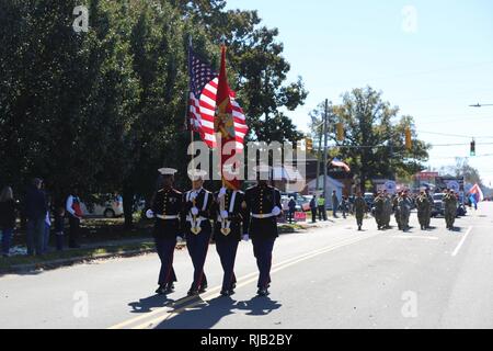 Das Marine Corps Color Guard führt eine Spalte mit Wagen und wird während der 96. jährlichen Veterans Day Parade in Warschau, N.C., Nov. 5, 2016. Die Warschauer Veterans Day Parade wurde als offizielle Veterans Parade im Staat North Carolina durch den N.C. angenommen Generalversammlung ab Jan. 24, 2016. Die Marines der Color Guard zugeordnet sind, die Bereitstellung Verarbeitung Reserve-Befehl Unit East angebracht. Stockfoto