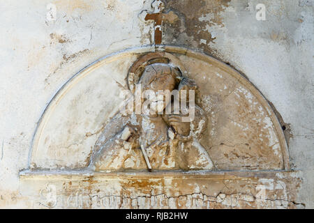 Skulptur am Eingang der Kirche von 1711, die Kirche des Guten Hirten, Tschechische Republik Stockfoto